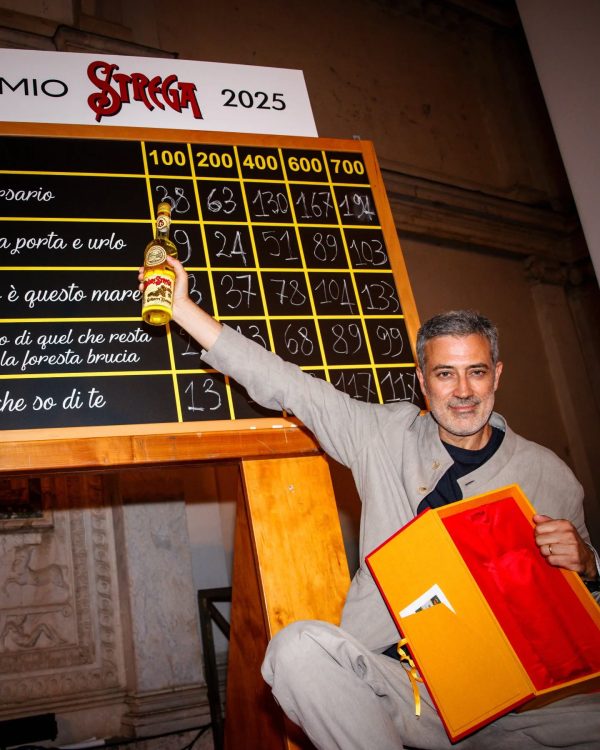 Andrea Bajani vince il Premio Strega 2025 con «L'anniversario»